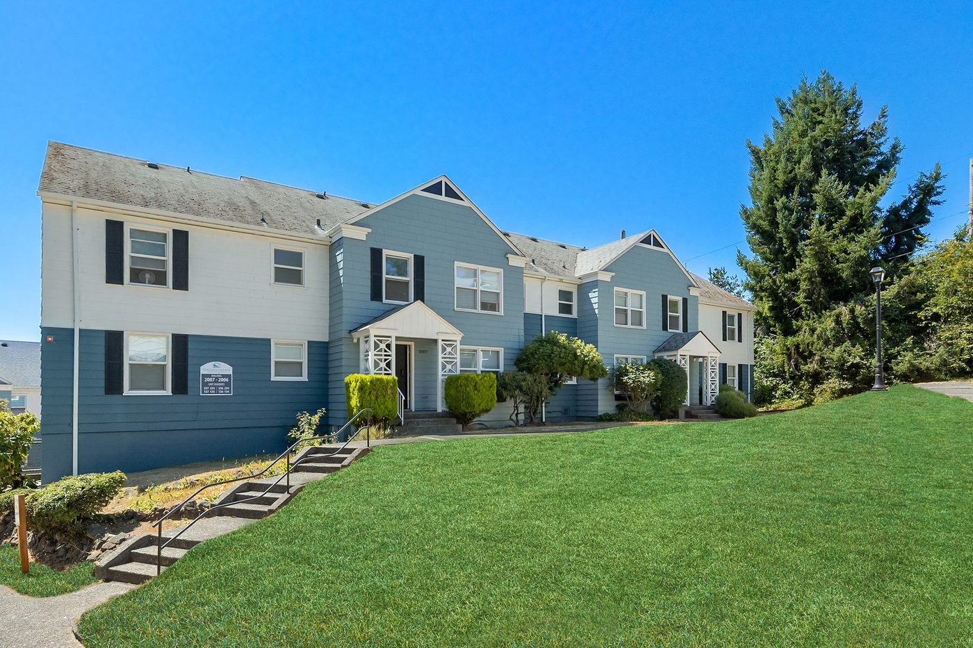 Garden-style buildings and lawns at The View at Manette, Bremerton